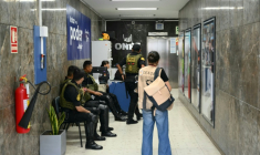 Des membres de la police péruvienne à l'intérieur des locaux de l'Office national des processus électoraux (ONPE), à Lima, le 12 avril 2026, lors des élections générales. ( AFP / Luis ROBAYO )