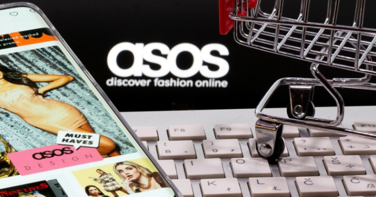 ASOS ANNONCE LA DÉMISSION DE SON DG ET AVERTIT SUR SES RÉSULTATS