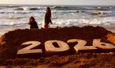 Une sculpture en sable érigée par l'artiste palestinien Yazed Abo Jarad à l'aube du passage en 2026, le 30 décembre 2025 à Deir El-Balah dans le centre de la bande de Gaza ( AFP / Bashar Taleb )