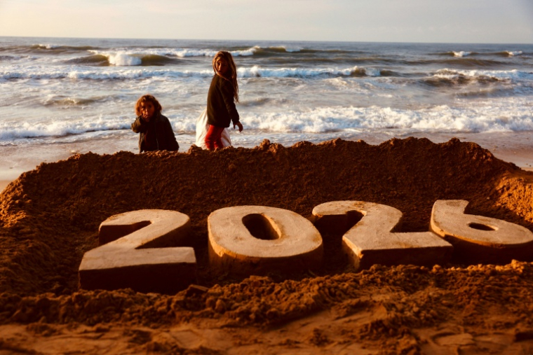 Une sculpture en sable érigée par l'artiste palestinien Yazed Abo Jarad à l'aube du passage en 2026, le 30 décembre 2025 à Deir El-Balah dans le centre de la bande de Gaza ( AFP / Bashar Taleb )