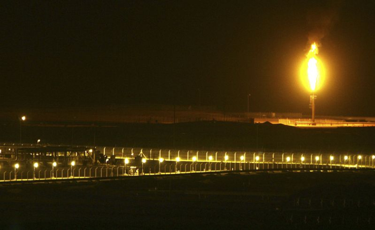 Le complexe pétrolier de Shaybah, vu de nuit dans le désert de Rub' al-Khali, en Arabie saoudite