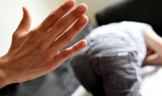 Sept ans après la "loi-anti fessée", un quart des parents continuent de juger ce geste efficace et acceptable dans un but éducatif ( AFP / LOIC VENANCE )