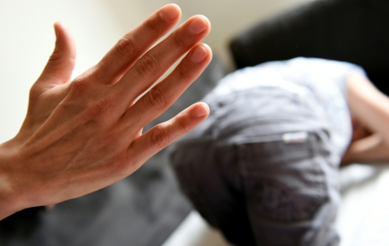 Sept ans après la "loi-anti fessée", un quart des parents continuent de juger ce geste efficace et acceptable dans un but éducatif ( AFP / LOIC VENANCE )