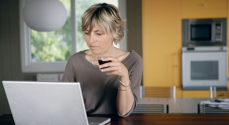 Le célibataire ne doit pas négliger les placements risqués à potentiel comme les actions. (© Phovoir)