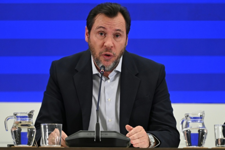 Le ministre espagnol des transports,  Oscar Puente, lors d'une conférence de presse, à Madrid le 21 janvier 2026 ( AFP / JAVIER SORIANO )