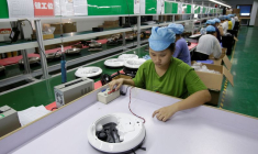 Photo d'archives: Une employée travaille sur la ligne de production d'une usine d'aspirateurs robots de Matsutek à Shenzhen