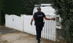 Un CRS en patrouille dans la commune de Saint-Médard-en-Jalles, près de Bordeaux, où un ordre d'évacuation a été émis en raison des feux de forêts, le 25 juillet 2026  ( AFP / ROMAIN PERROCHEAU )