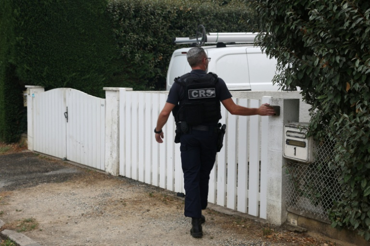 Un CRS en patrouille dans la commune de Saint-Médard-en-Jalles, près de Bordeaux, où un ordre d'évacuation a été émis en raison des feux de forêts, le 25 juillet 2026  ( AFP / ROMAIN PERROCHEAU )