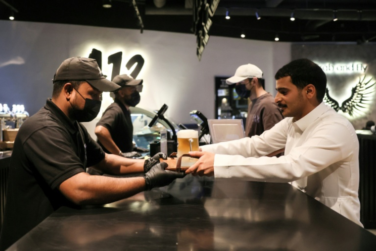 Un client prend une pinte de  bière sans alcool dans une brasserie de Ryad, en Arabie saoudite, le 24 octobre 2025 ( AFP / Fayez Nureldine )