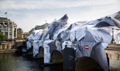 Le Pont Neuf à Paris totalement transformé  par l'artiste JR, le 21 mai 2026 ( AFP / SIMON WOHLFAHRT )