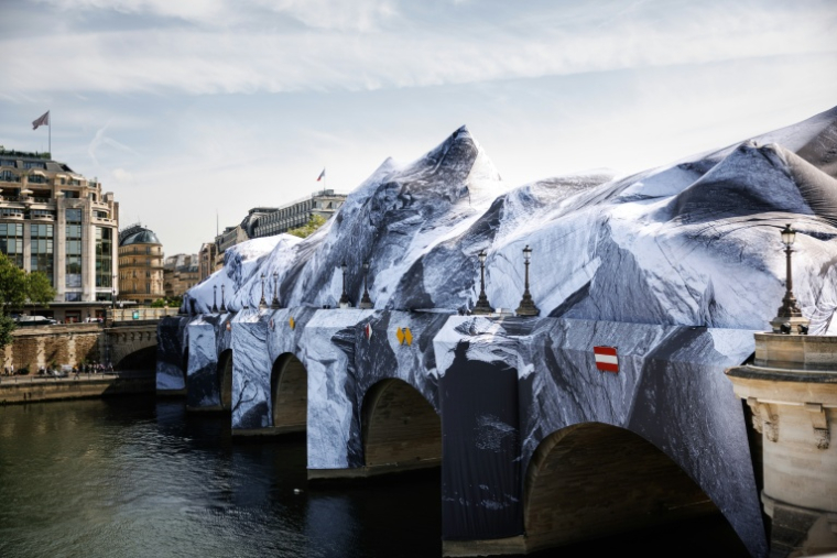 Le Pont Neuf à Paris totalement transformé  par l'artiste JR, le 21 mai 2026 ( AFP / SIMON WOHLFAHRT )