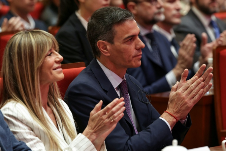Le chef du gouvernement espagnol, Pedro Sánchez (d), et son épouse Begoña Gómez, le 13 avril 2026 à Pékin ( POOL / ANDRES MARTINEZ CASARES )