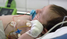 Un enfant souffrant de bronchiolite est sous perfusion, le 29 novembre 2003 au service des urgences de l'hôpital Trousseau à Paris ( AFP / JEAN AYISSI )