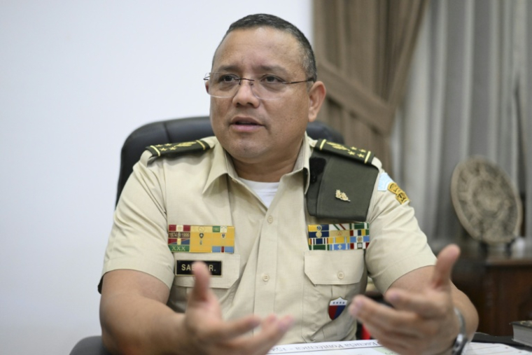 Le ministre de la Défense du Guatemala, Henry Saenz,lors d’un entretien avec l’AFP à Guatemala City, le 23 mars 2026 ( AFP / JOHAN ORDONEZ )