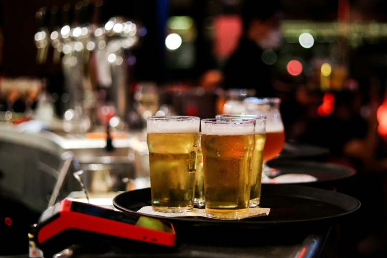 Des bières servies dans un bar à Bruxelles, le 7 octobre 2020 ( AFP / Kenzo TRIBOUILLARD )
