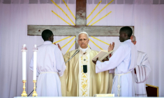 Le pape Léon XIV (c) célèbre la messe sur l'esplanade de Saurimo, le 20 avril 2026 en Angola ( AFP / Alberto PIZZOLI )