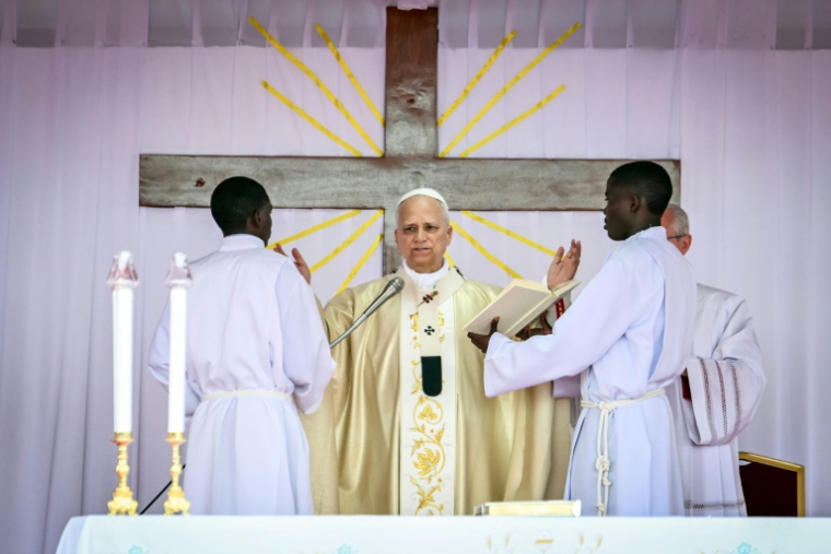 Le pape Léon XIV (c) célèbre la messe sur l'esplanade de Saurimo, le 20 avril 2026 en Angola ( AFP / Alberto PIZZOLI )