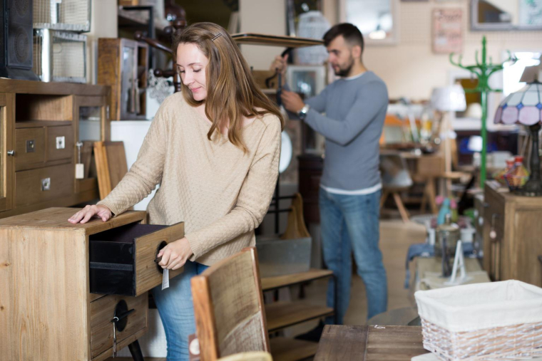 Découvrez nos recommandations de sites pour acheter du mobilier de seconde main, une démarche à la fois économique et écologique. ( crédit photo : Shutterstock )
