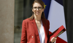 La ministre de l'Egalité entre les femmes et les hommes Aurore Bergé à la sortie du Conseil des ministres à l'Elysée, le 2 juillet 2025 à Paris ( AFP / Ludovic MARIN )