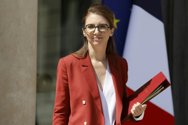 La ministre de l'Egalité entre les femmes et les hommes Aurore Bergé à la sortie du Conseil des ministres à l'Elysée, le 2 juillet 2025 à Paris ( AFP / Ludovic MARIN )