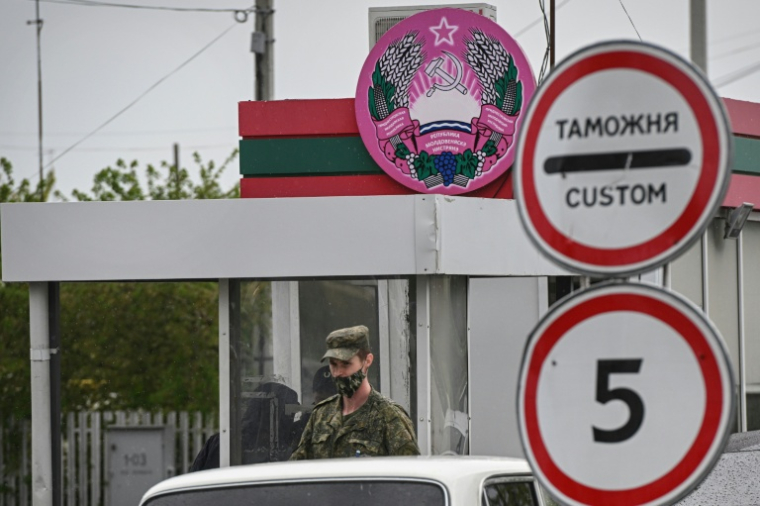 Un poste frontière entre la Moldavie et la Transnistrie, territoire séparatiste russophone où sont basées des forces russes, le 28 avril 2022 ( AFP / Daniel MIHAILESCU )