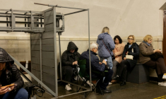 Des habitants réfigoés dans le métro de Kiev pendant une attaque aérienne russe, le 3 avril 2026 en Ukraine ( AFP / Tetiana DZHAFAROVA )