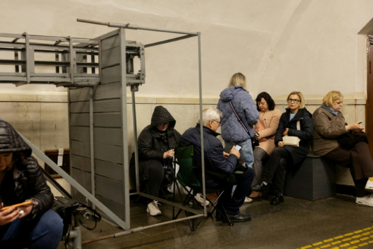 Des habitants se mettent à l'abri dans le métro de Kiev pendant une attaque aérienne russe, le 3 avril 2026 ( AFP / Tetiana DZHAFAROVA )