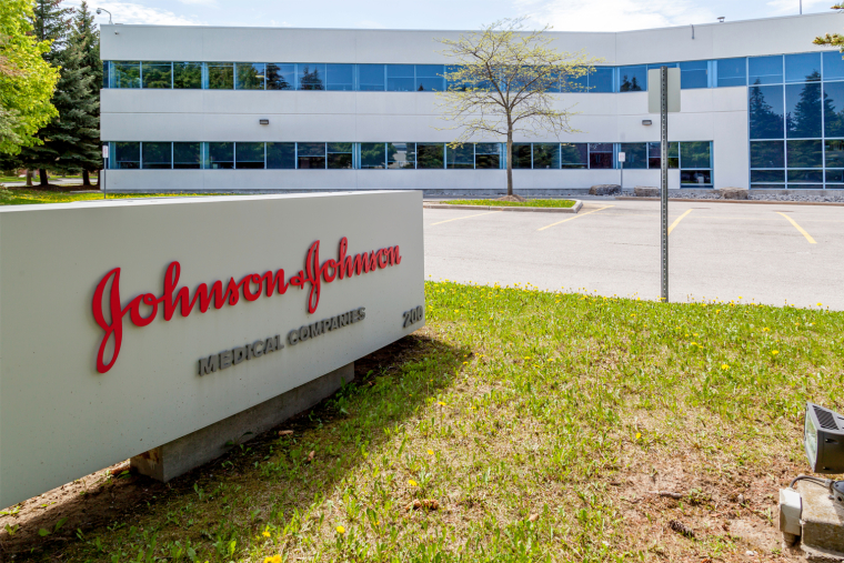 Action Johnson & Johnson sur ses plus hauts : faut-il investir sur le géant américain de la santé ?. Crédit photo : Adobe Srock
