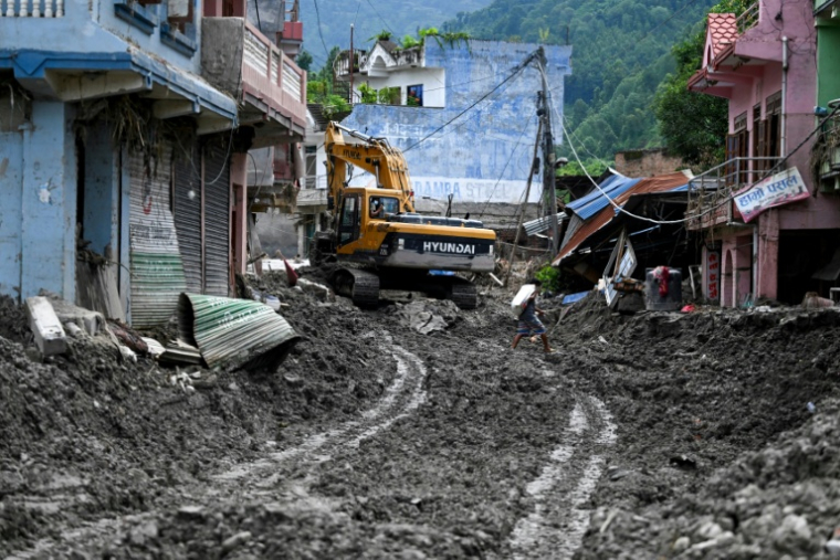 Une pelleteuse dégage la boue dans le district de Nuwakot, au Népal, le 31 août 2026 ( AFP / Arun SANKAR )