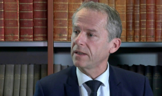 Capture vidéo montrant le procureur de la République de Grenoble, Etienne Manteaux, lors d'une conférence de presse le 10 février 2026 à Grenoble ( AFPTV / Timothée PIRON )