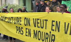 Des militants de la Confédération paysanne déploient une banderole à Paris