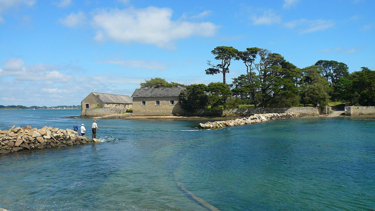 L'île Berder reliée à Larmor-Baden par la chaussée submergée par la marée haute, dans le Golfe du Morbihan.(Crédit photo: Rundvald - Wikimedia commons)