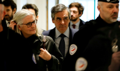 François Fillon et sa femme Penelope arrivent au tribunal de Paris le 10 mars 2020 pour les réquisitions de leur procès concernant des soupçons d'emplois fictifs ( AFP / Thomas SAMSON )