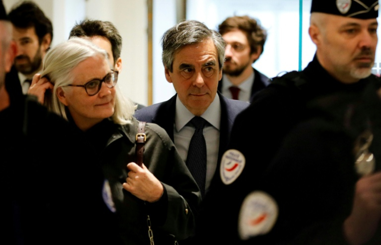 François Fillon et sa femme Penelope arrivent au tribunal de Paris le 10 mars 2020 pour les réquisitions de leur procès concernant des soupçons d'emplois fictifs ( AFP / Thomas SAMSON )