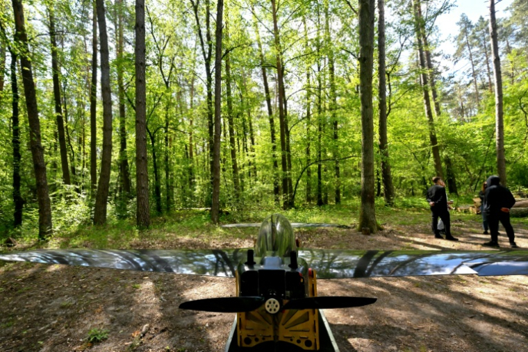 Un drone utilisé pour frapper en profondeur le territoire de la Russie, dans un lieu non dévoilé d'Ukraine, le 16 mai 2026 ( AFP / Sergei SUPINSKY )