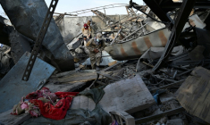 Des membres des forces de sécurité talibanes dans les décombres d'un hôpital pour toxicomanes après des frappes aériennes pakistanaises, le 17 mars 2026 à Kaboul, en Afghanistan ( AFP / Wakil KOHSAR )