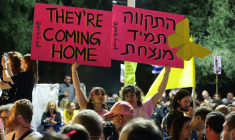 Des femmes brandissent des pancartes lors d’un rassemblement sur la place des Otages à Tel-Aviv, en Israël, avant la libération prévue de dizaines d'otages retenus dans la bande de Gaza, le 11 octobre 2025 ( AFP / Jack GUEZ )