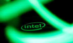 Le logo d'Intel est visible derrière des lumières LED dans cette illustration