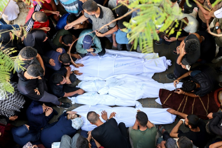 Des Palestiniens pleurent la mort de leurs proches tués lors des frappes israéliennes, devant l'hôpital Al-Chifa dans le centre de la bande de Gaza, le 28 juin 2025 ( AFP / Omar AL-QATTAA )