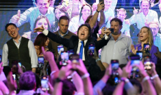 Le président argentin Javier Milei (centre), fête sa victoire aux législatives de mi-mandat, le 26 octobre 2025 à Buenos Aires ( AFP / Luis ROBAYO )
