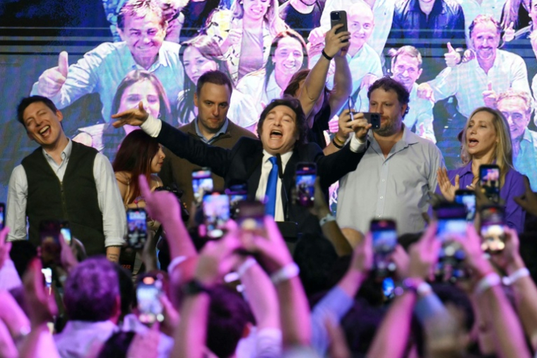 Le président argentin Javier Milei (centre), fête sa victoire aux législatives de mi-mandat, le 26 octobre 2025 à Buenos Aires ( AFP / Luis ROBAYO )