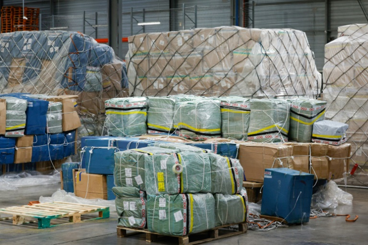 Des colis de fret aérien dans un entrepôt de l'aéroport de Roissy-Charles de Gaulle, au nord de Paris, le 29 avril 2025 ( AFP / GEOFFROY VAN DER HASSELT )