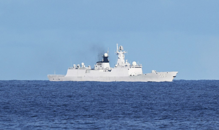 Un navire chinois près de l'atoll de Scarborough, en septembre 2025 (illustration) ( AFP / TED ALJIBE )