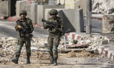 Des soldats israéliens en patrouille, le 24 octobre 2026 à Hébron, en Cisjordanie occupée   ( AFP / JOHN WESSELS )