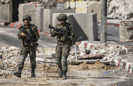 Des soldats israéliens en patrouille, le 24 octobre 2026 à Hébron, en Cisjordanie occupée   ( AFP / JOHN WESSELS )