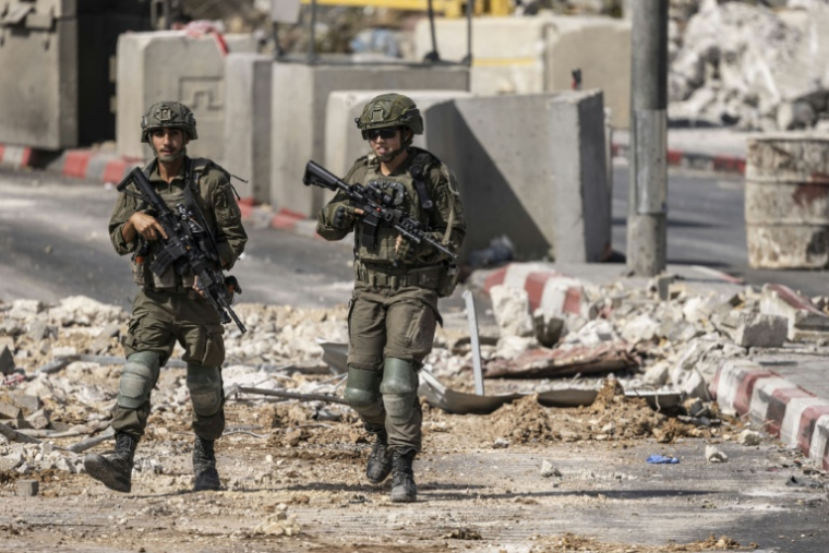 Des soldats israéliens en patrouille, le 24 octobre 2026 à Hébron, en Cisjordanie occupée   ( AFP / JOHN WESSELS )