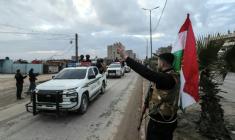 Un combattant kurde salue les forces gouvernementales syriennes qui entrent dans la ville de Qamichli, bastion kurde, le 3 février 2026. ( AFP / Delil SOULEIMAN )