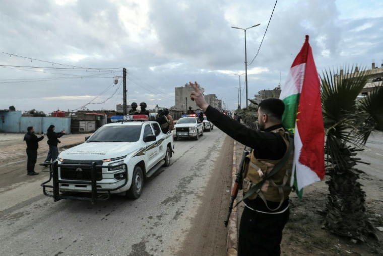 Un combattant kurde salue les forces gouvernementales syriennes qui entrent dans la ville de Qamichli, bastion kurde, le 3 février 2026. ( AFP / Delil SOULEIMAN )