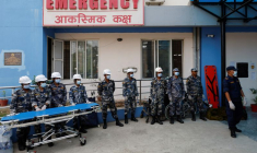 L'extérieur de l'hôpital en attendant les victimes du tremblement de terre à Nepalgunj, au Népal