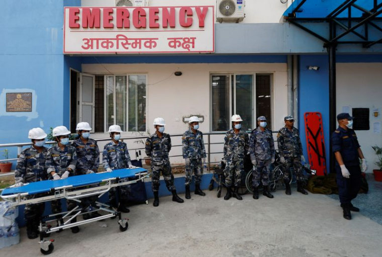 L'extérieur de l'hôpital en attendant les victimes du tremblement de terre à Nepalgunj, au Népal